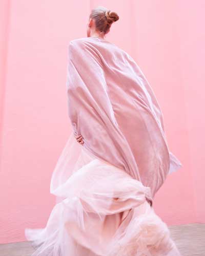 Uma mulher loira e outra ruiva posando como modelo para fotografia para editorial de moda.