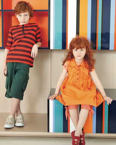 Mulher observando um vestido infantil.