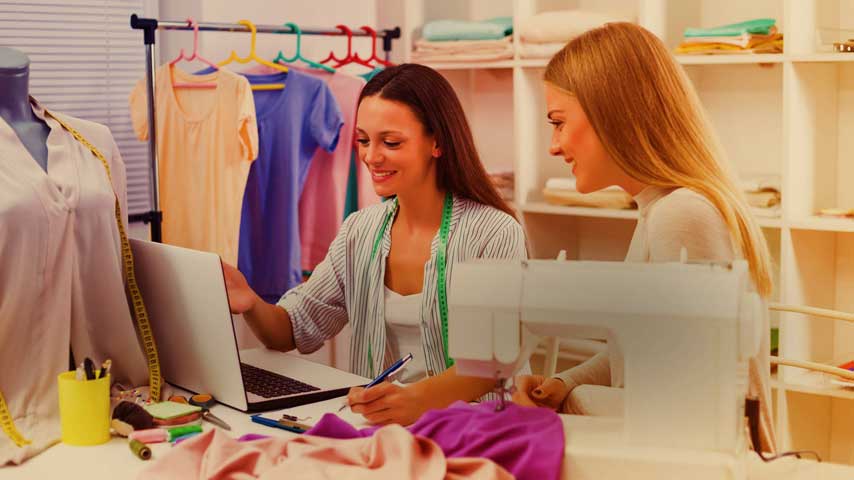 Duas Mulheres no atelie de costura