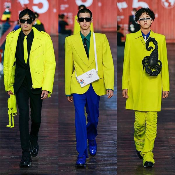 Desfile Louis Vuitton em Shanghai Na foto 3 modelos com roupas na cor amarela no Desfile Louis Vuitton em Shanghai