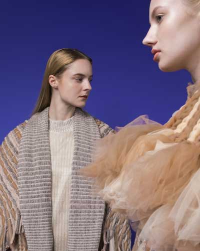 Uma mulher loira e outra ruiva posando como modelo para fotografia para editorial de moda.