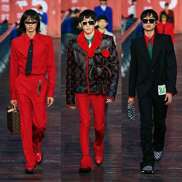 Desfile Louis Vuitton em Shanghai Na foto 3 modelos com terno vermelho no Desfile Louis Vuitton em Shanghai