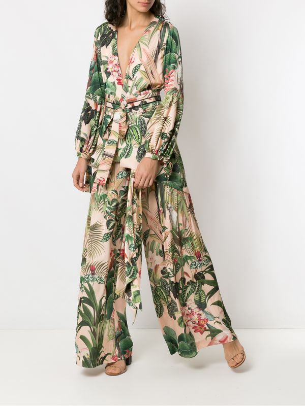 Calça pantalona tendência em 2020 Mulher usando Patbo calça pantalona estampada