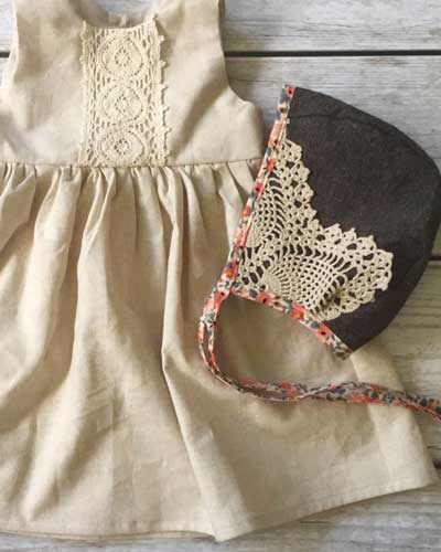 Mulher observando um vestido infantil.