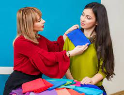 Uma profissional em Coloração Pessoal atendendo uma mulher. 