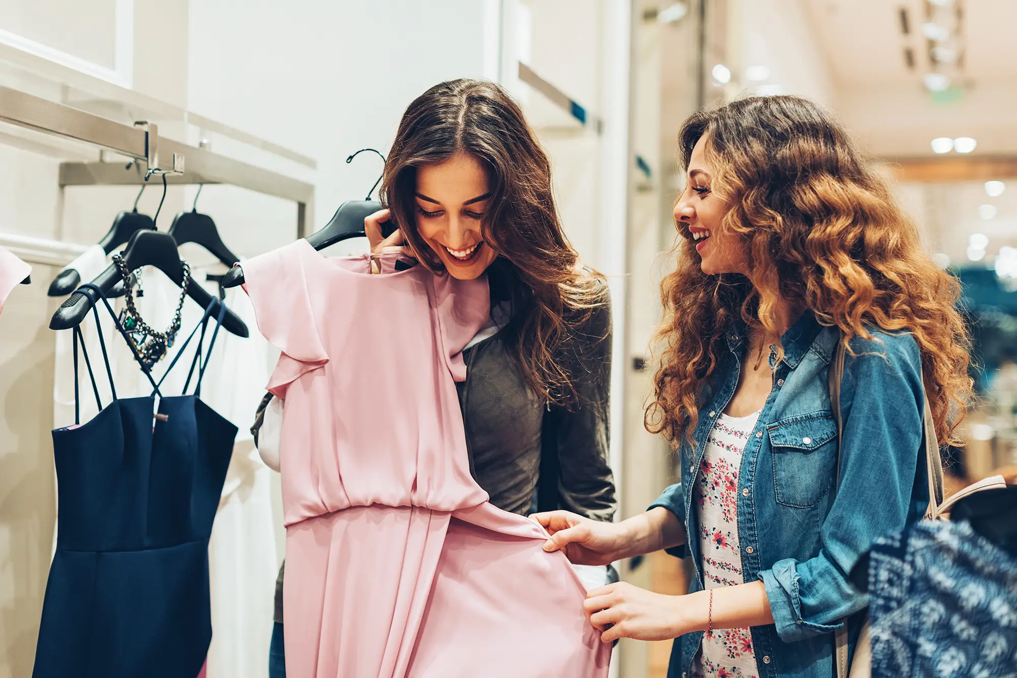 Duas mulheres conversando e estudando consultoria de imagem
