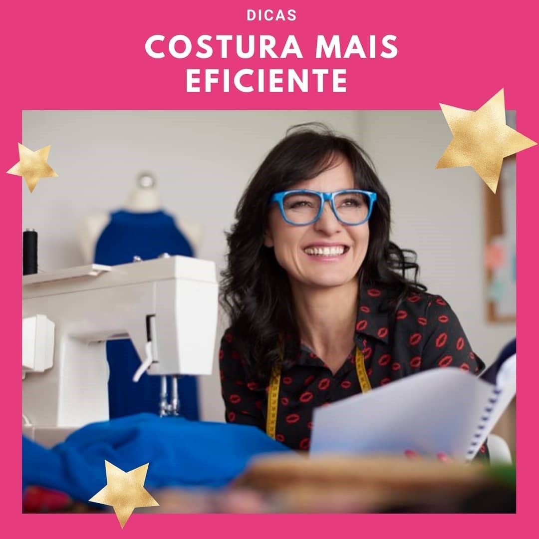Imagem de um post na cor rosa com a pergunta " O que é uma Personal Stylist", logo abaixo mostra duas mulheres conversando em um ambiente com manequim e roupas .