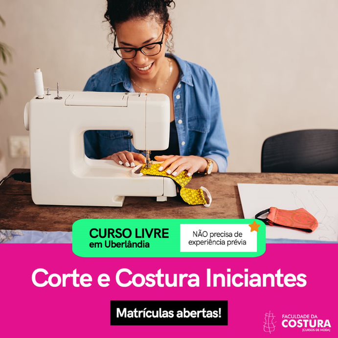 Cursos de moda e costura Mulher morena de cabelos pretos, sentado em frente a uma máquina de costura e costurando. Imagem mostrando ela mostrando o look que confeccionou.
