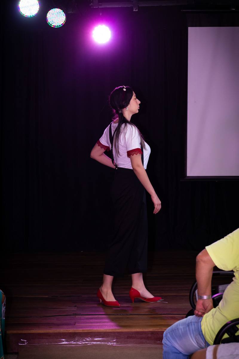 Fashion Day Faculdade da Costura no teatro de Bolso de Uberlândia Modelo desfilando na passarela no Fashion Day Faculdade da Costura no teatro de Bolso de Uberlândia