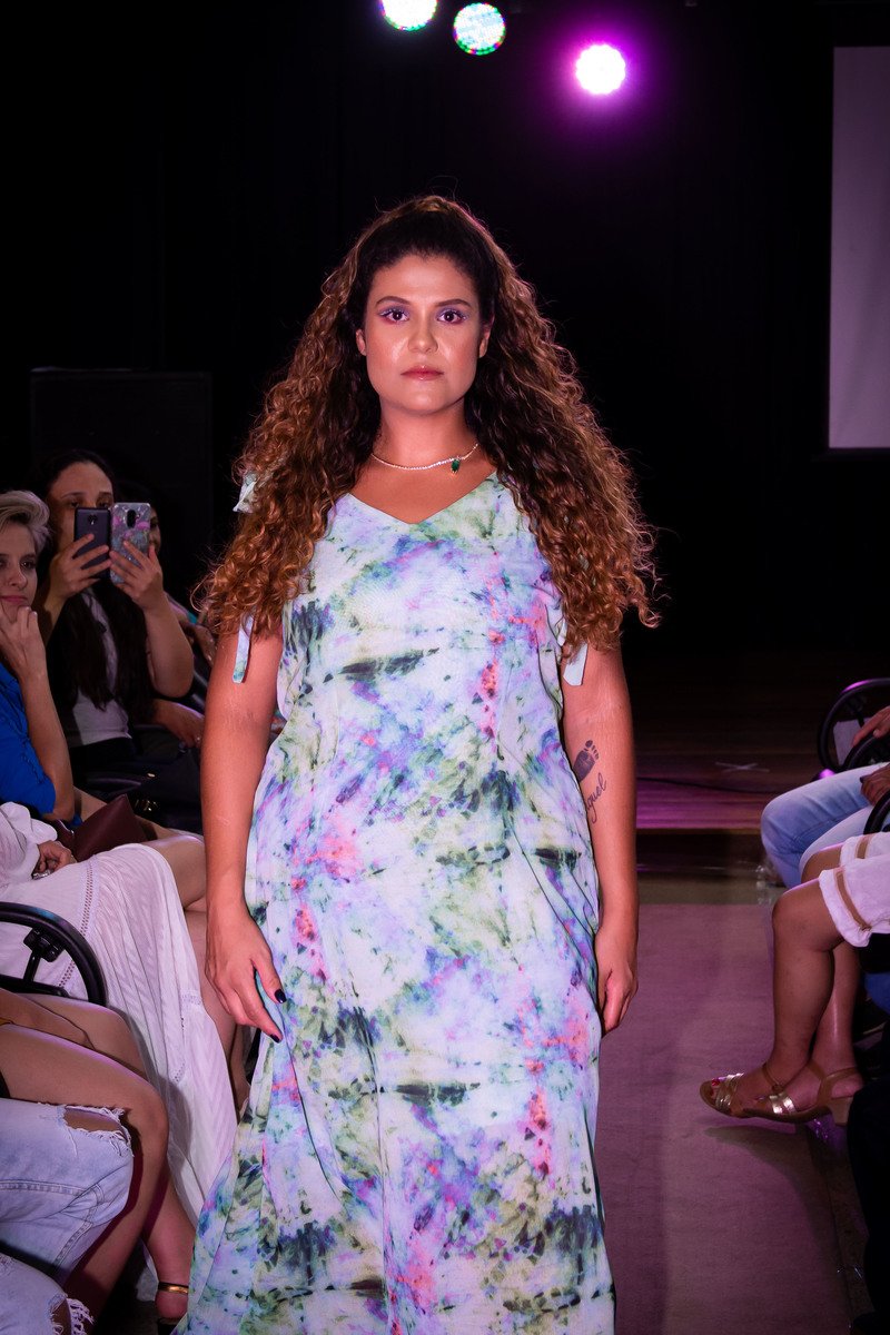 Fashion Day Faculdade da Costura no teatro de Bolso de Uberlândia Modelo desfilando na passarela no Fashion Day Faculdade da Costura no teatro de Bolso de Uberlândia