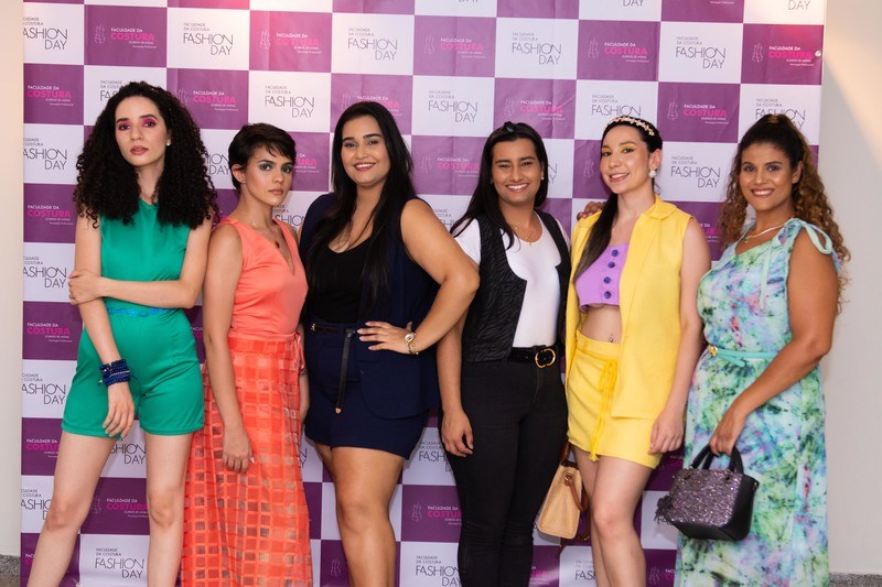 Fashion Day Faculdade da Costura no teatro de Bolso de Uberlândia Alunas e modelos tirando fotos no Fashion Dau Faculdade da Costura