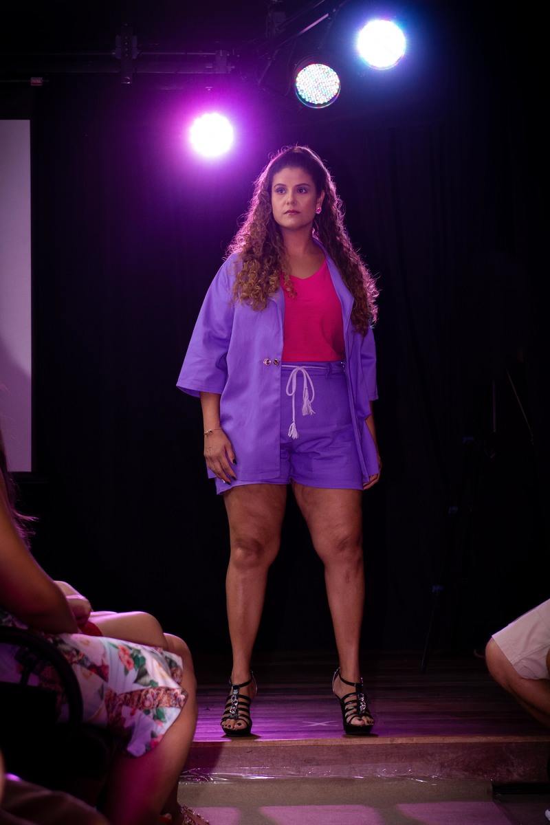 Fashion Day Faculdade da Costura no teatro de Bolso de Uberlândia Modelo desfilando na passarela no Fashion Day Faculdade da Costura no teatro de Bolso de Uberlândia