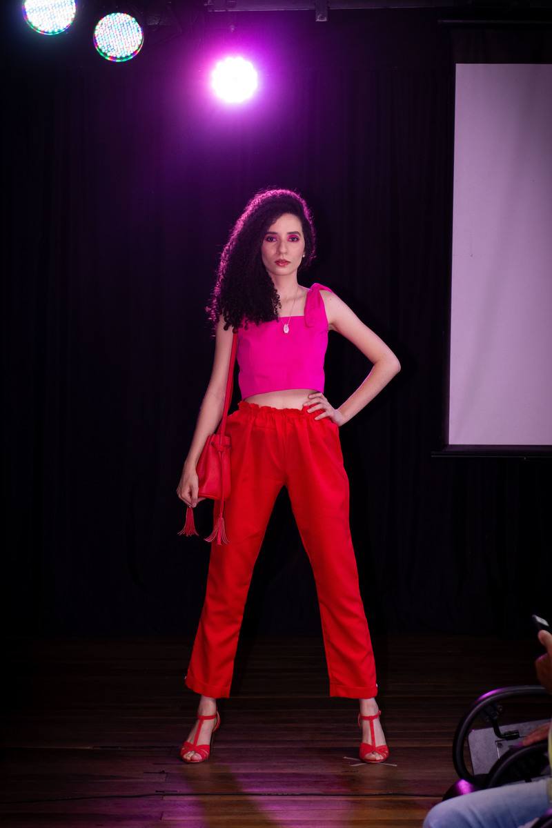 Fashion Day Faculdade da Costura no teatro de Bolso de Uberlândia Modelo desfilando na passarela no Fashion Day Faculdade da Costura no teatro de Bolso de Uberlândia