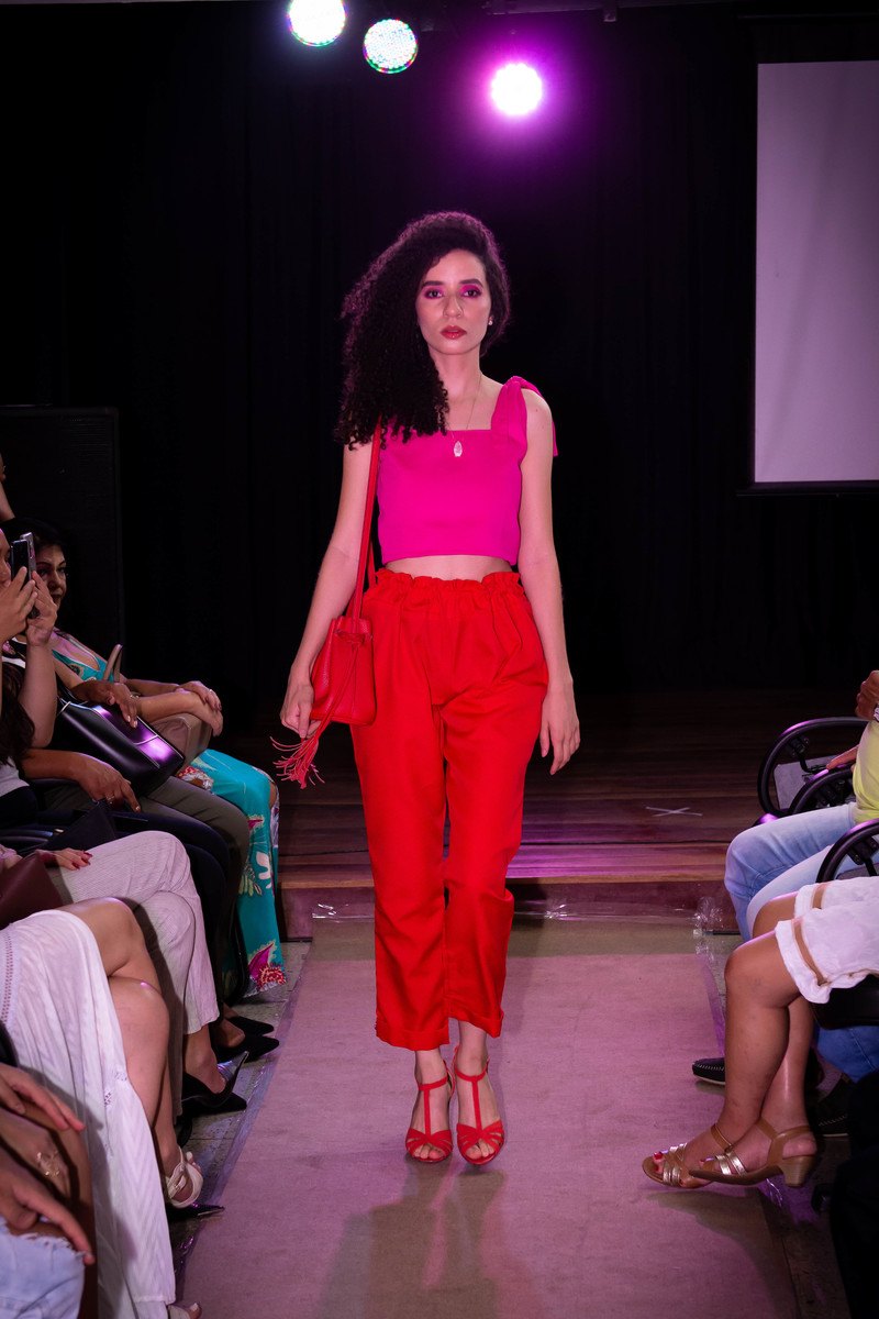 Fashion Day Faculdade da Costura no teatro de Bolso de Uberlândia Modelo desfilando na passarela no Fashion Day Faculdade da Costura no teatro de Bolso de Uberlândia