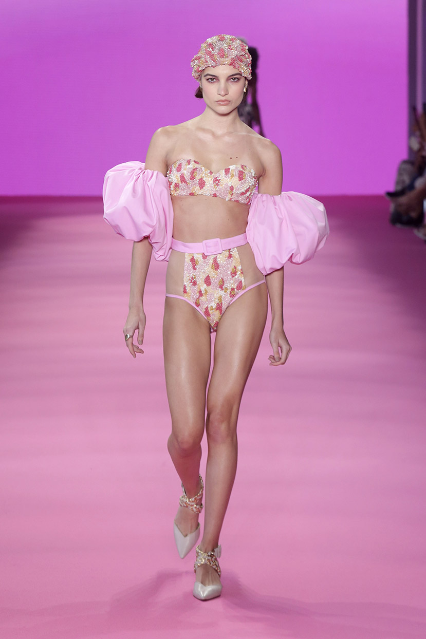 Desfile Patbo SPFW N48 Modelo desfilando mangas bufantes da marca PatBo