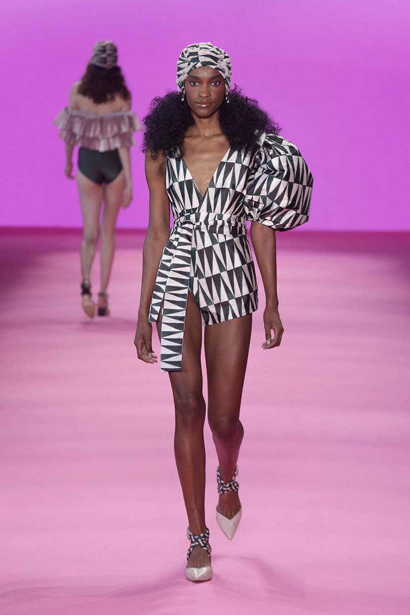 Desfile Patbo SPFW N48 Maiôs que mesclam a tradicional lycra com o requinte do zibeline no Desfile Patbo SPFW