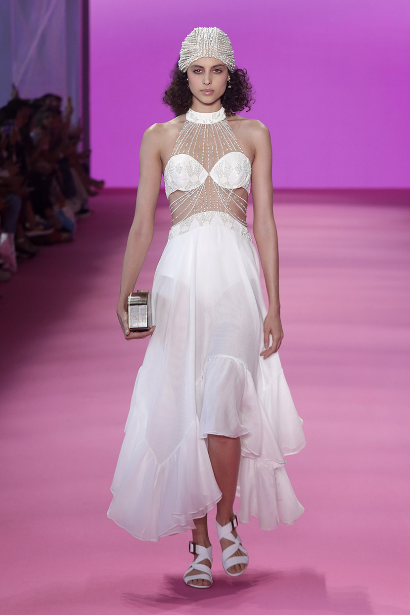 Desfile Patbo SPFW N48 A marca Patbo no desfile SPFW N48 mostrou os vestidos brancos e para festa.