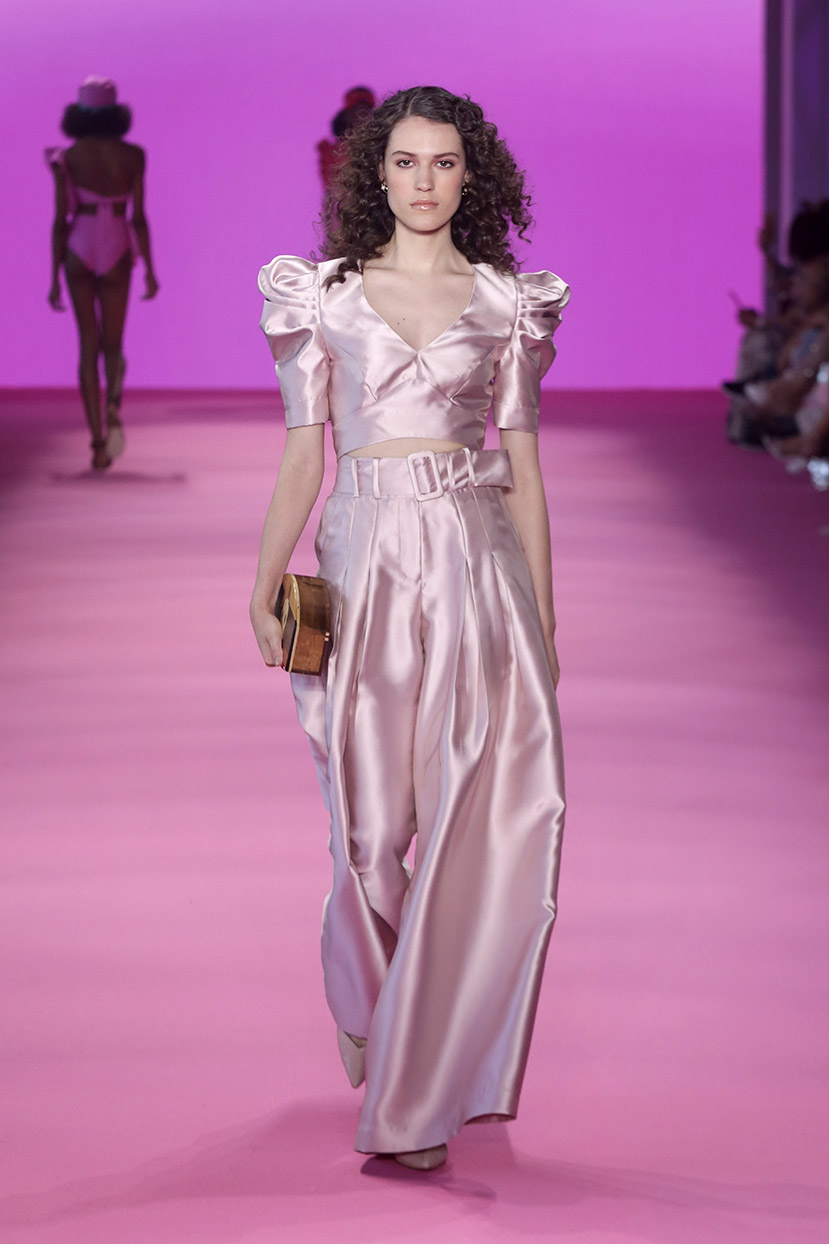 Desfile Patbo SPFW N48 Vestidos para festa e final de ano não ficaram de fora do desfile PatBo SPFW N48