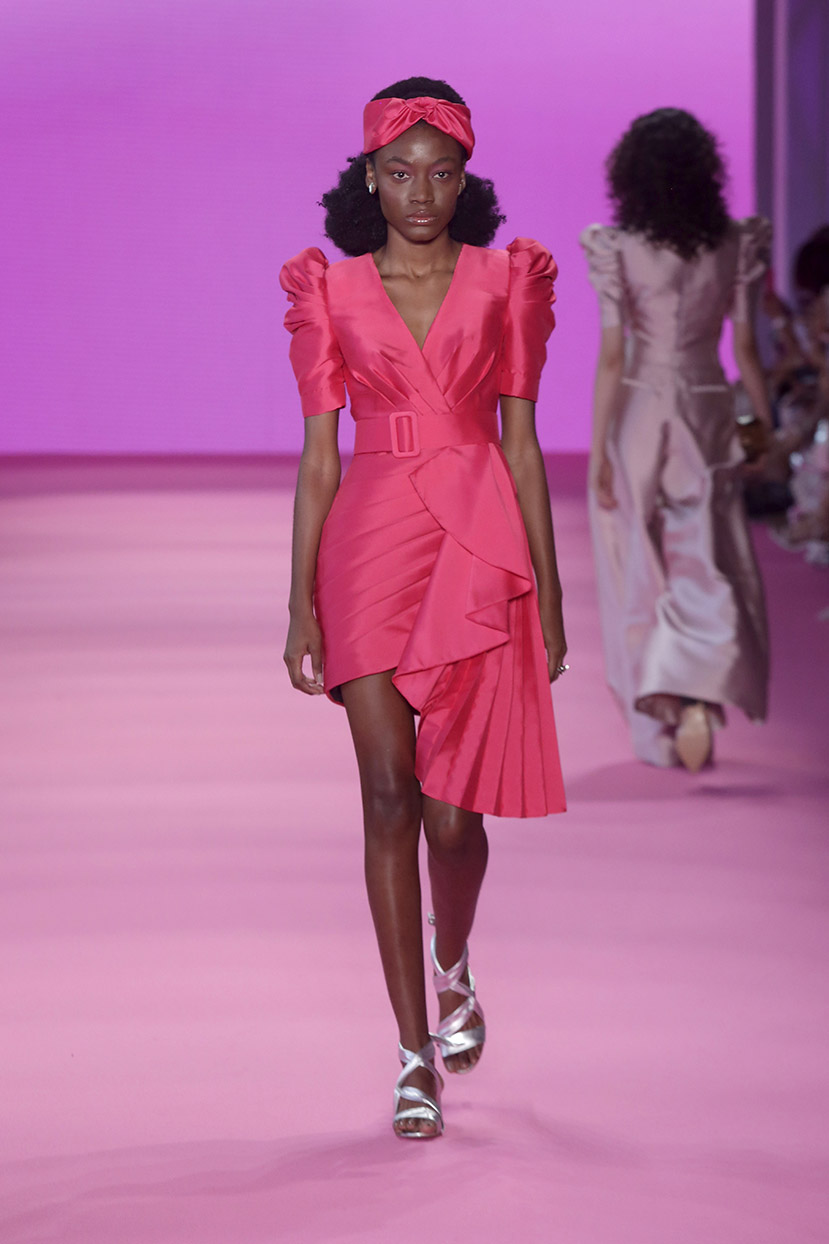 Desfile Patbo SPFW N48 Vestidos em tons alaranjados e tons em rosa foi apostas da PatBo no desfile SPFW N48