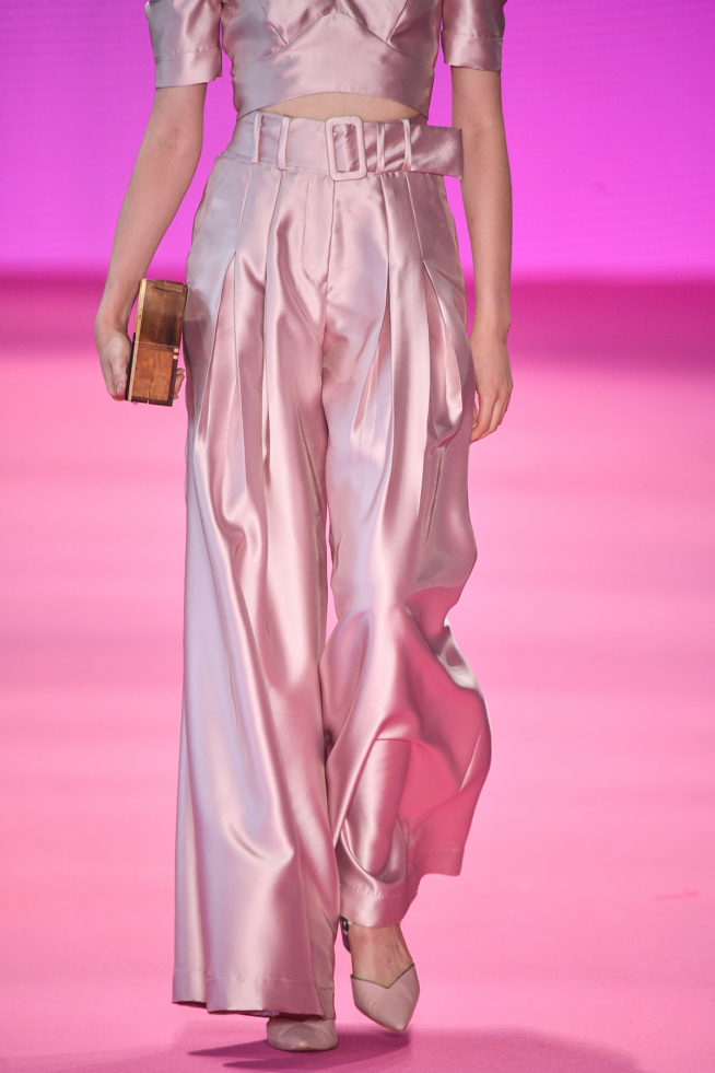 Desfile PatBo SPFW N48 Vestido em tons rosa são destaque no desfile PatBo