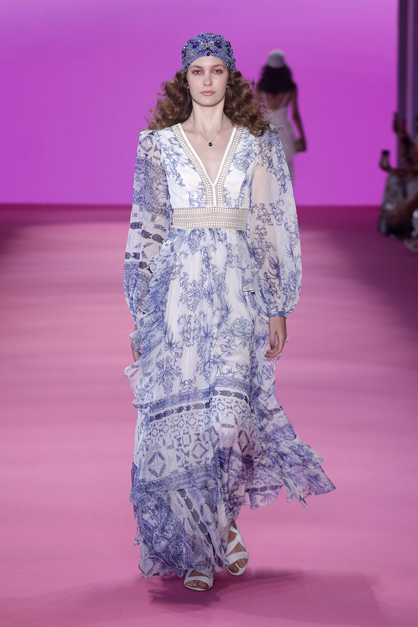 Desfile PatBo no SPFW A coleção da PatBo apostou em estampas de azulejo que colore de azul e branco peças de modelagens fluidas e leves.