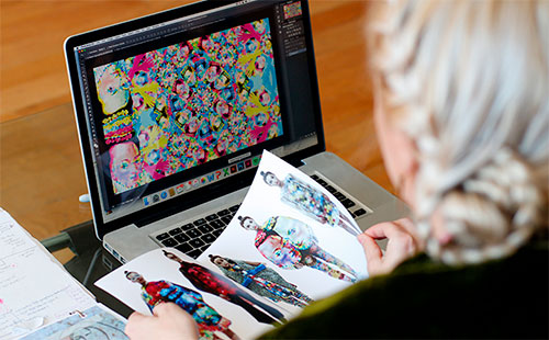 Mulher criando estampa digital no computador