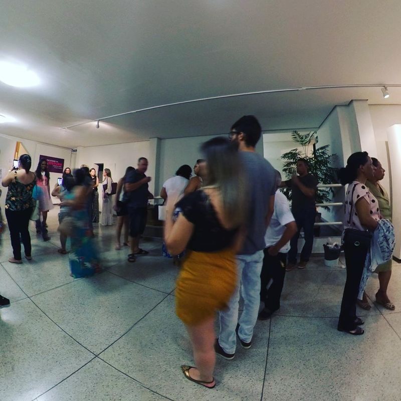 Fashion Day Faculdade da Costura no Teatro de Bolso de Uberlândia Pessoas visitando o evento Fashion Day Faculdade da Costura