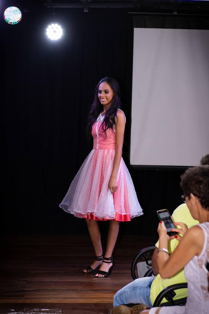Desfile Fashion Day Faculdade da Costura no Teatro de Bolso de Uberlândia Desfile da coleção da aluna Ana Karolina do curso de Design de Moda no Fashion Day Faculdade da Costura