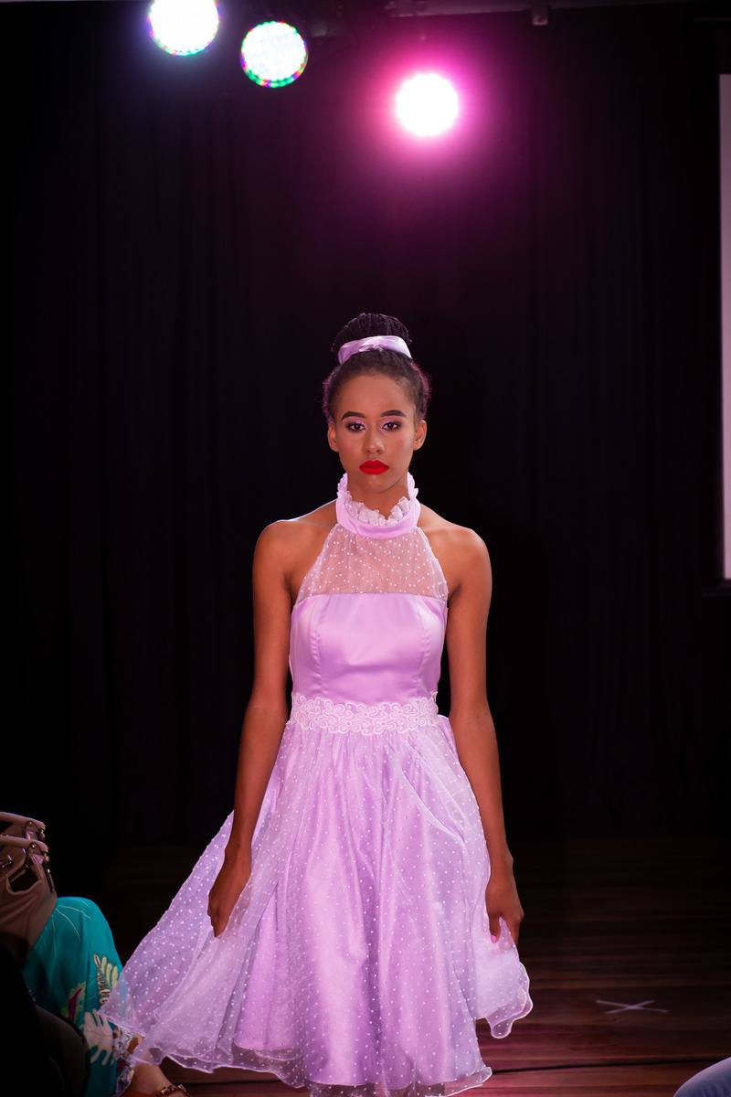 Desfile Fashion Day Faculdade da Costura no Teatro de Bolso de Uberlândia Modelo na passarela do Fashion Day Faculdade da Costura