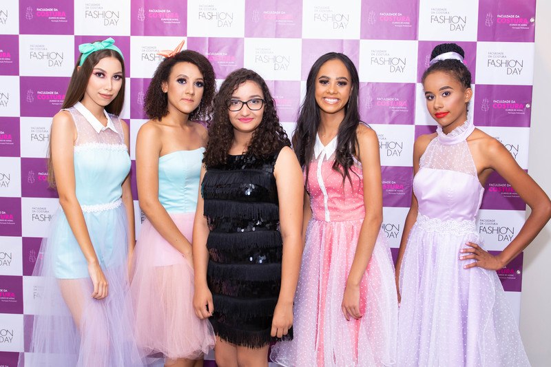 Desfile Fashion Day Faculdade da Costura no Teatro de Bolso de Uberlândia Aluna e modelos tirando foto no Fashion Day Faculdade da Costura