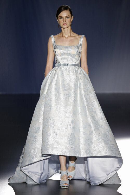 Vestido de noiva mullet em brocado de seda Mulher com vestido de noiva mullet em brocado de seda