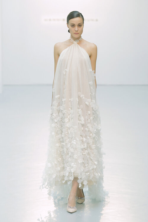 Vestido de musseline de seda com aplicações de flores em tecido 3D Mulher clara, cabelo preto, vestido de musseline de seda com aplicações de flores em tecido 3D