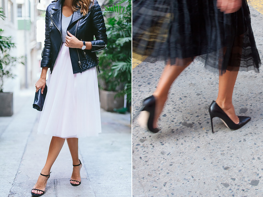 A saia de tule pode ser usada com mais ou menos transparência. A sua esquerda a imagem mostra uma mulher morena clara, com cabelos castanhos, usando saia em tule na cor branco, sapato com salto alto na cor preta, camisa cor cinza e jaqueta de couro preta , bolsa clutch preta. Na sua direita mulher morena clara com saia evasê em tule transparente na cor preta, usando salto alto preto.