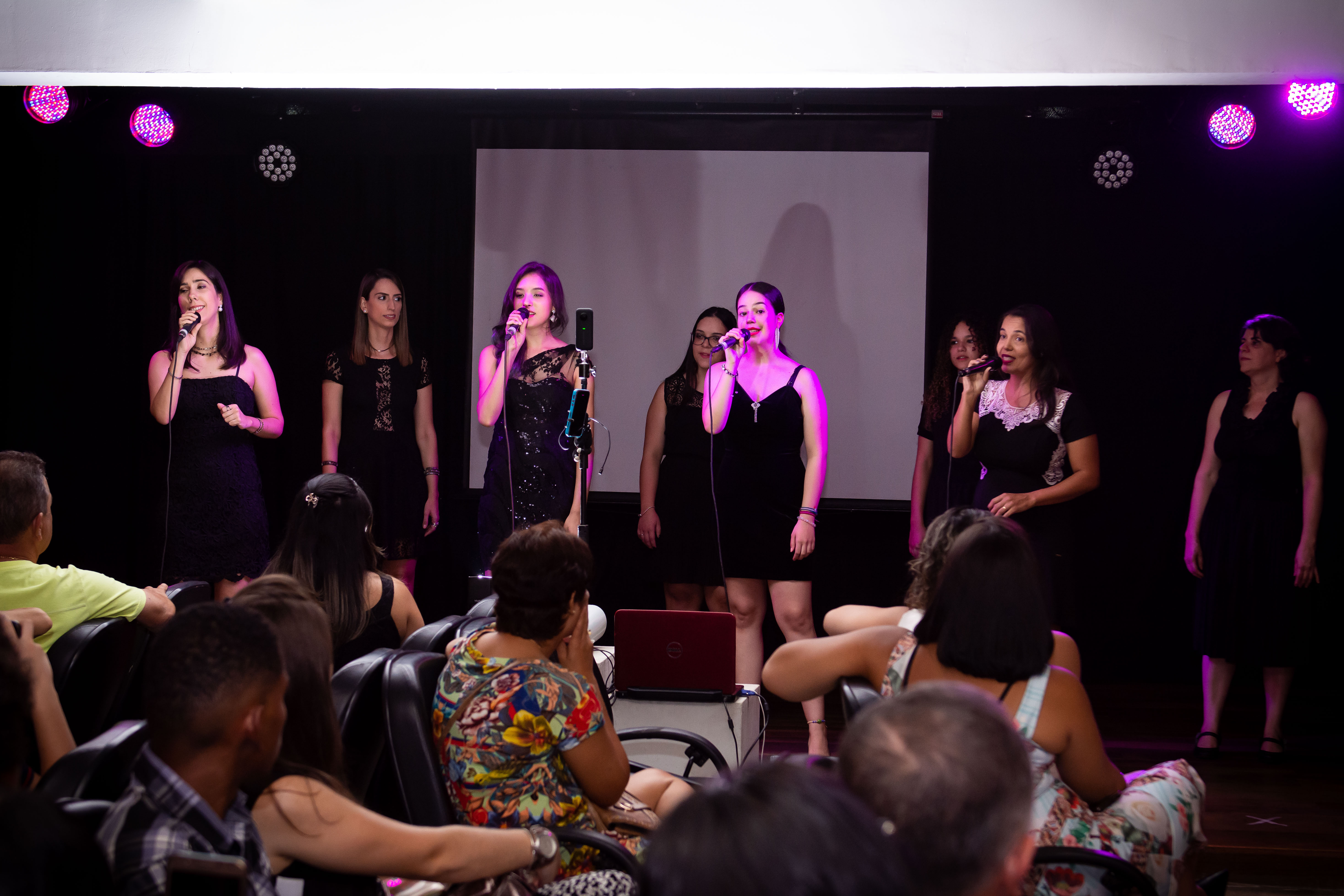 Desfile Fashion Day Faculdade da Costura no Teatro de Bolso de Uberlândia Apresentação Grupo MusÓpera no Fashion Day Faculdade da Costura no Teatro de Bolso de Uberlândia