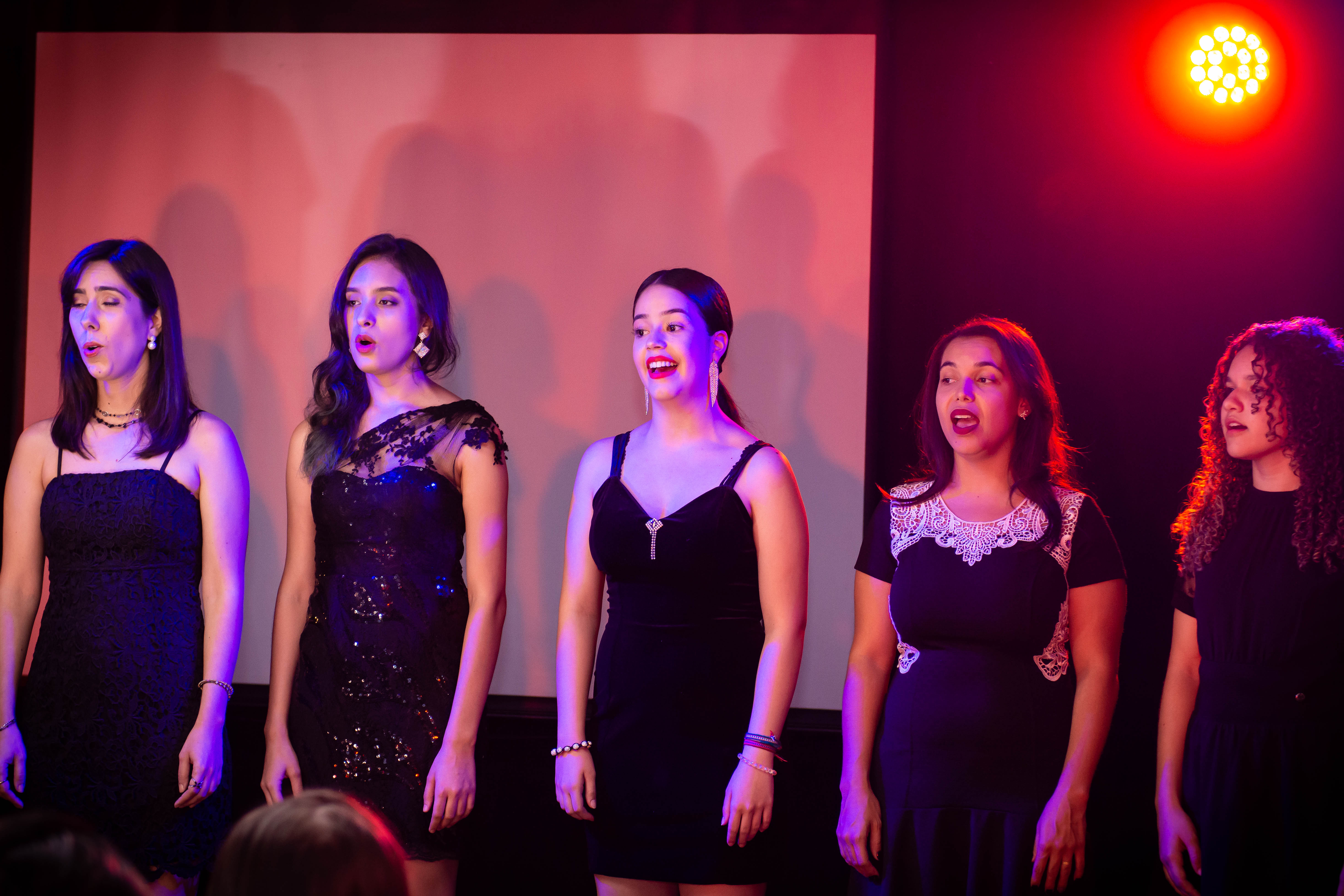 Fashion Day Faculdade da Costura no Teatro de Bolso de Uberlãndia Grupo MusÓpera cantando no evento Evento Fashion Day Faculdade da Costura