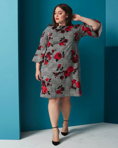 Mulher costurando vestuário Plus Size