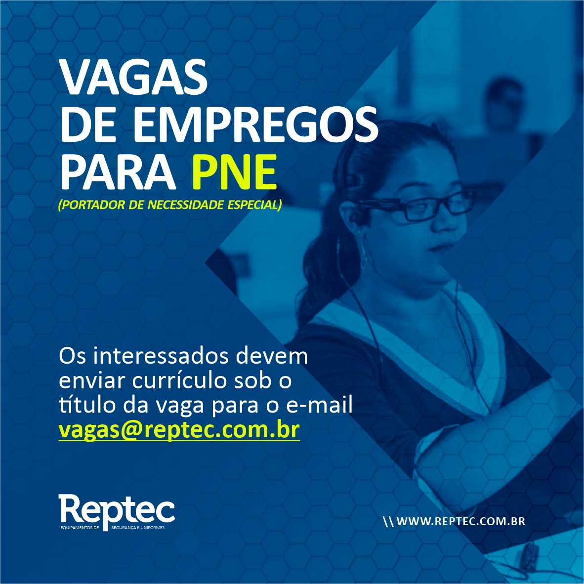 Vaga de emprego para portador de necessidade especial na Reptec Banner na cor azul e letras nas cores branco e amarelo divulgando vaga de emprego para PNE, portador de necessidade especial com informações referente a requisitos para a vaga e remuneração e contato.