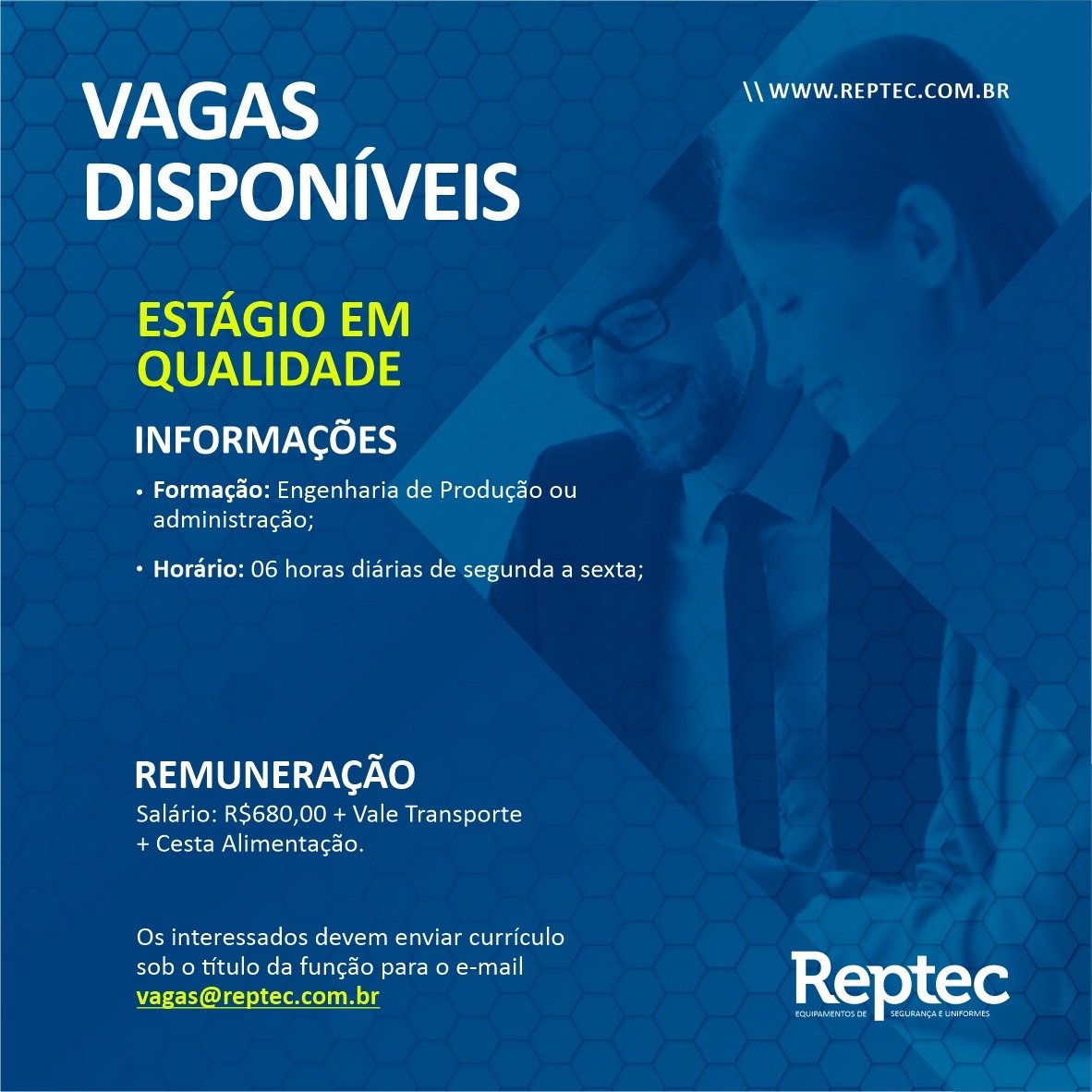Vaga de Estagio de Produção Banner cor azul com letras em destaque nas cores branco e amarelo com a chamada de Vagas disponíveis Estágio de produção, com informações para contato.