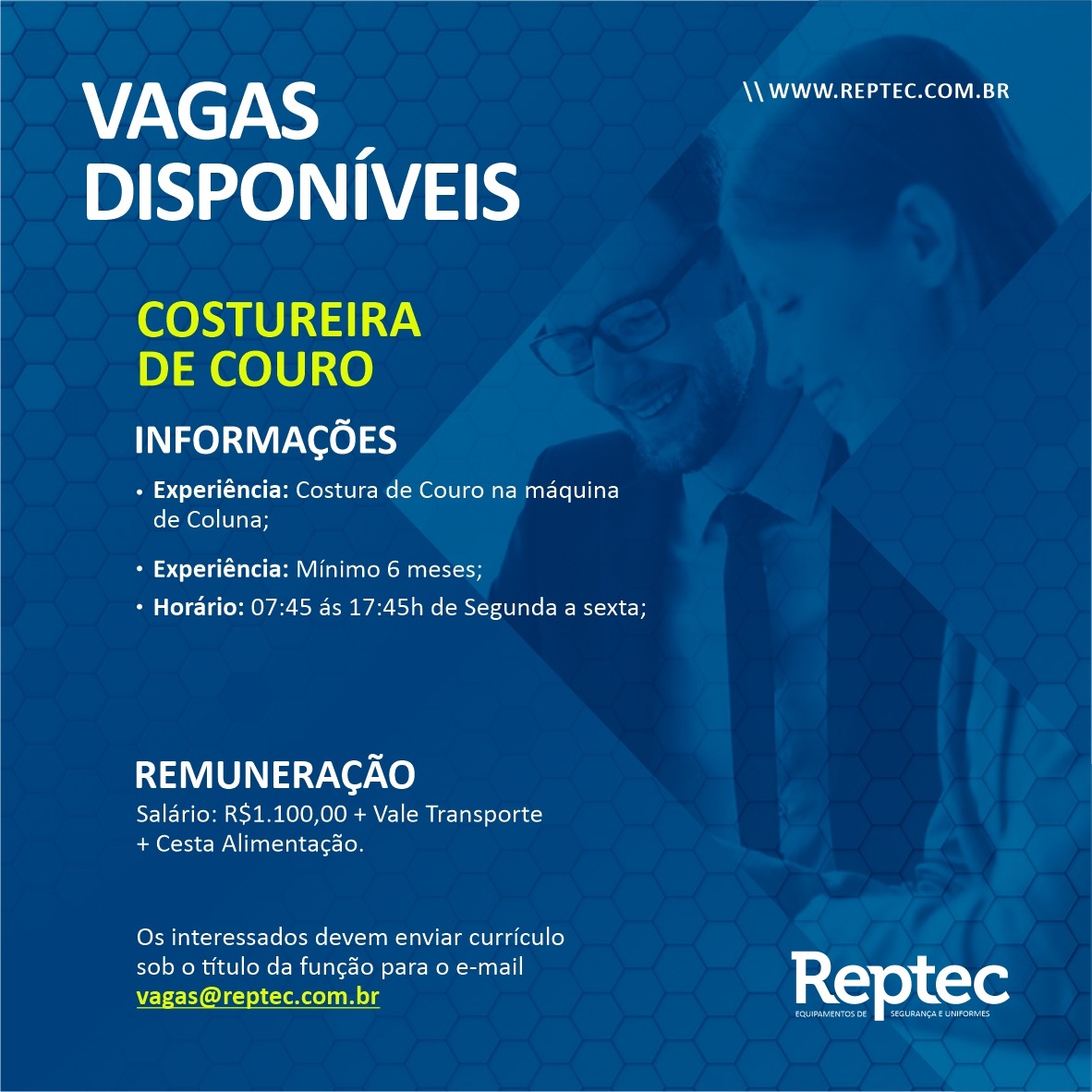 Vaga de Costureira Banner cor azul com letras em destaque nas cores branco e amarelo com a chamada de Vagas disponíveis Costureira de Couro com informações para contato.
