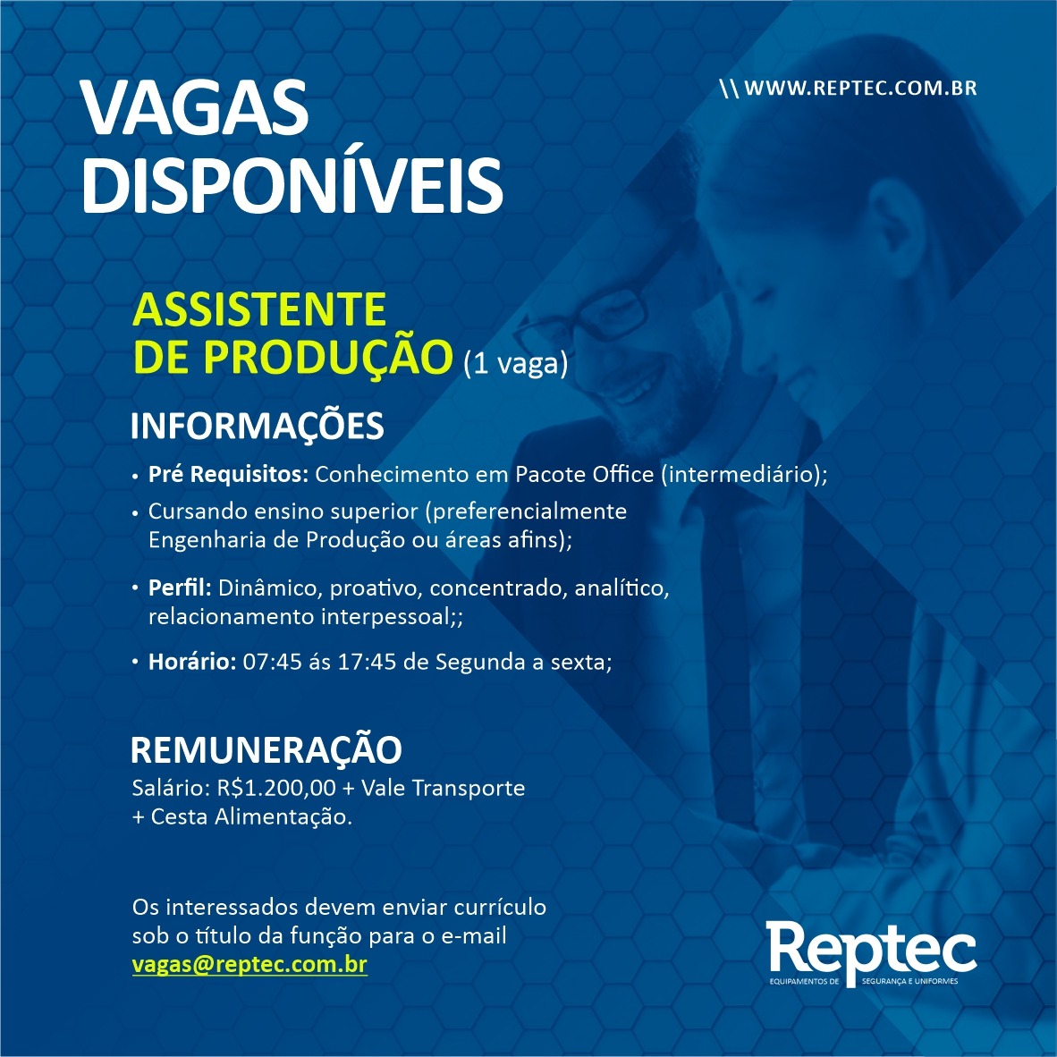 Vaga de Emprego para assistente de produção Reptec Banner na cor azul e letras nas cores branco e amarelo divulgando vaga de emprego para assistente de produção com informações referente a requisitos para a vaga e remuneração e contato.