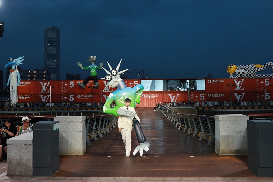 Desfile Louis Vuitton em Shanghai Modelo com termo claro no desfile de Louis Vuitton em Shanghai