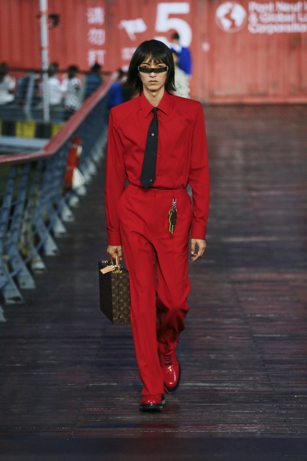 Desfile Louis Vuitton em Shanghai Na foto modelo vestido de terno vermelho no Desfile Louis Vuitton em Shanghai