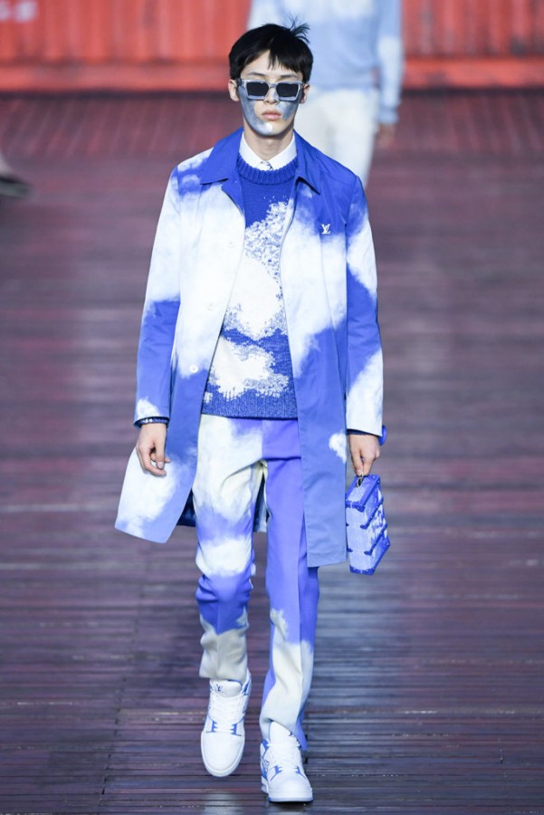 Desfile Louis Vuitton em Shanghai Na foto modelo vestido de calça, sueter, casaco em tie dye