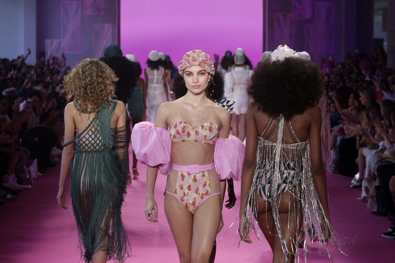 Desfile SPFW. coleção de Alto Verão 2020 PatBo A coleção de Alto Verão 2020 PatBo da estilista mineira carrega a essência delicada da marca e incorpora tendências ao beachwear