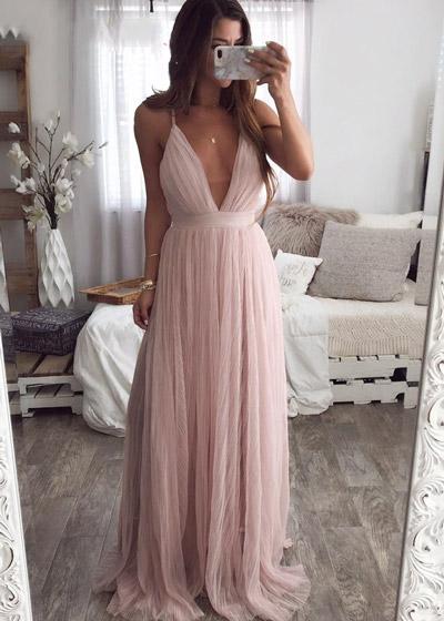 Vestido Tule Rosa Longo Decotado Festa Mulher morena clara, cabelos longos castanho, fazendo uma selfie, vestida com vestido de festa de tule rosa longo decotado