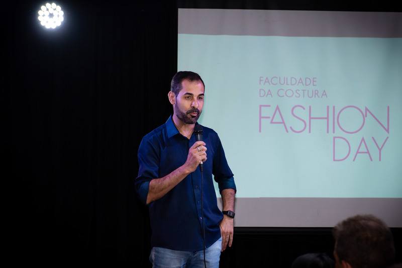 Abertura do Fashion Day Faculdade da Costura no Teatro de Bolso de Uberlândia Gledson Vieira, diretor da Faculdade da Costura fazendo abertura do Fashion Day Faculdade da Costura